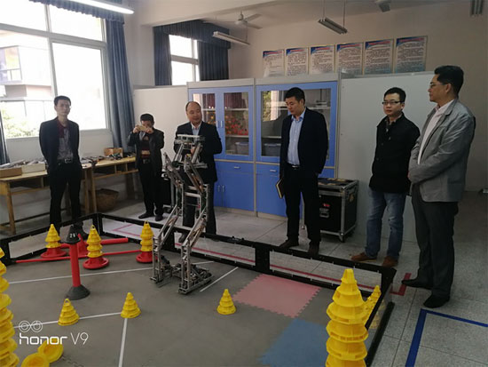 省市區(qū)電教館一行調(diào)研達川四中“創(chuàng)客”空間相關工作