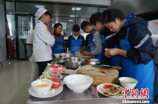 資料圖：鄭州初中生參加校園技能比武大賽中式烹飪項目決賽。