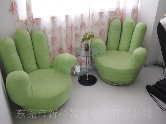 學(xué)校<a href='http://www.ombuyer.com' target='1' style='font-size:14px; font-weight:bold; color:#0080ff;'>心理咨詢室</a>布置