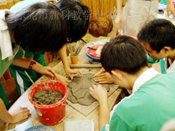 <a href='http://www.ombuyer.com/chanpin/55-1.html' target='1' style='font-size:18px; font-weight:bold; color:#000000;'>陶藝功能室</a>2