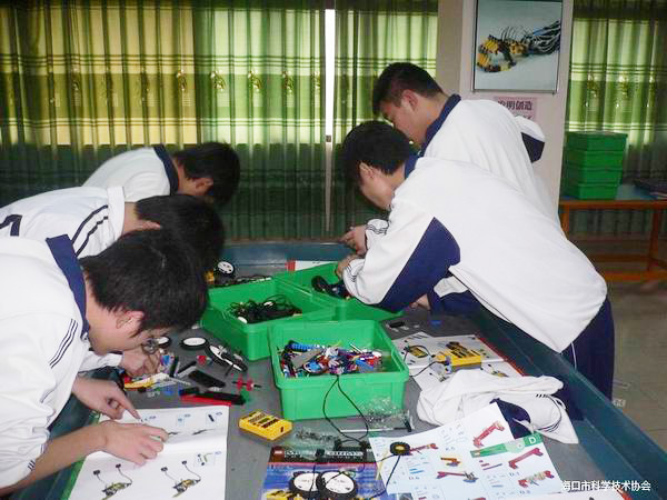 <a href='http://www.ombuyer.com/chanpin/60-1.html' target='1' style='font-size:18px; font-weight:bold; color:#000000;'>機器人功能室</a>